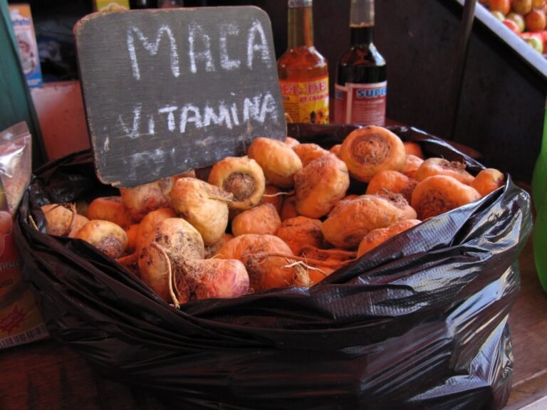 Raíz de maca fresca en una bolsa de plástico en un mercado, con un cartel que resalta sus beneficios vitamínicos