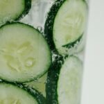 Rodajas de pepino en agua con gas, ilustrando una bebida refrescante rica en minerales beneficiosos para el organismo