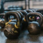 Kettlebells desgastadas en un gimnasio, utilizadas para entrenamiento de fuerza y acondicionamiento físico