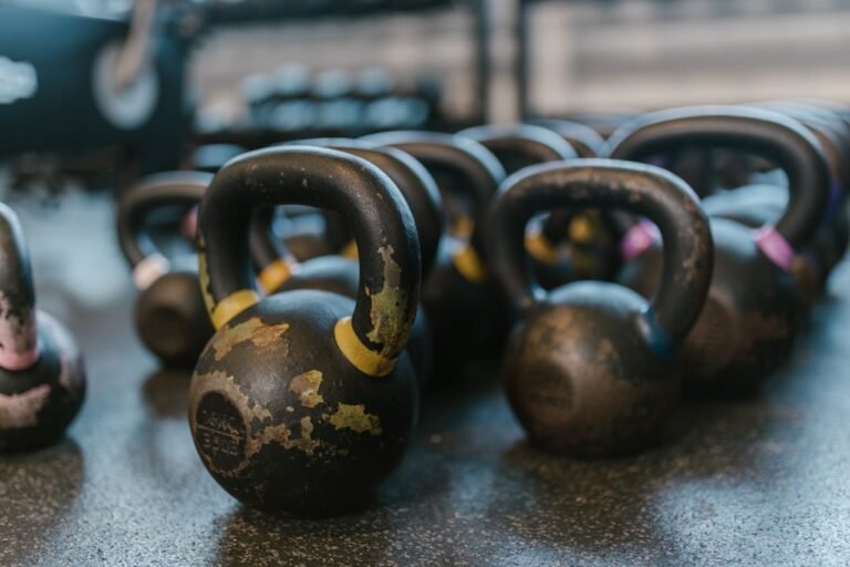 Kettlebells desgastadas en un gimnasio, utilizadas para entrenamiento de fuerza y acondicionamiento físico