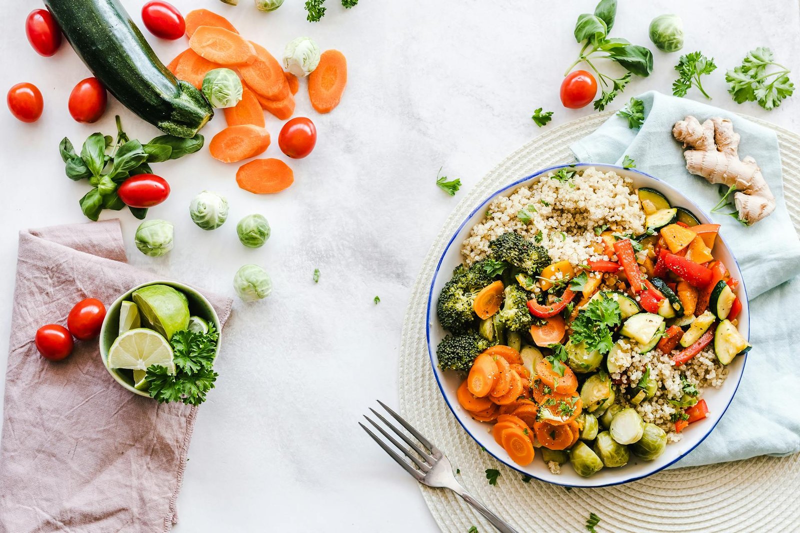 Plato saludable con quinoa, vegetales salteados como brócoli, zanahorias, calabacín, pimientos y coles de Bruselas.