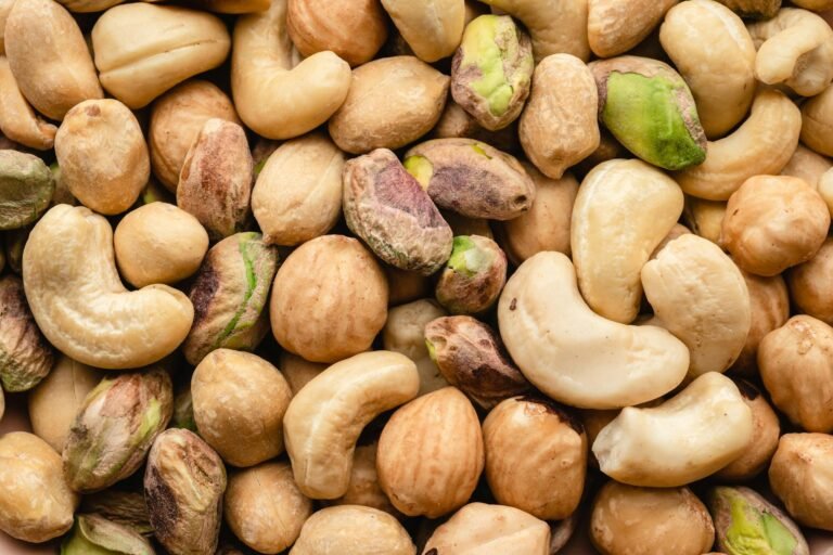 Mezcla de nueces, pistachos y avellanas, una opción saludable como snack.